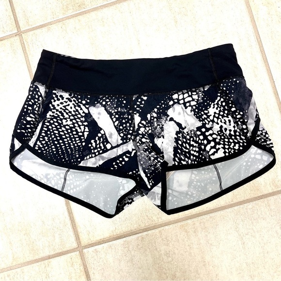 Lululemon Speed Up shortie Short Vintage pattern RARE cheeky Lined size 6 - Picture 1 of 7